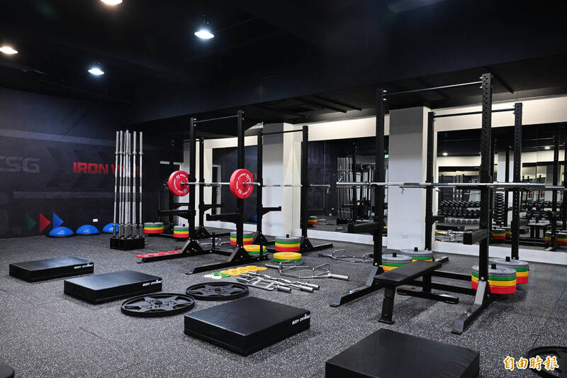 台鋼雄鷹訓練基地球員重訓室。（記者李惠洲攝）