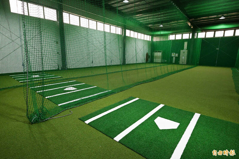台鋼雄鷹訓練基地，室內六道打擊練習區。（記者李惠洲攝）