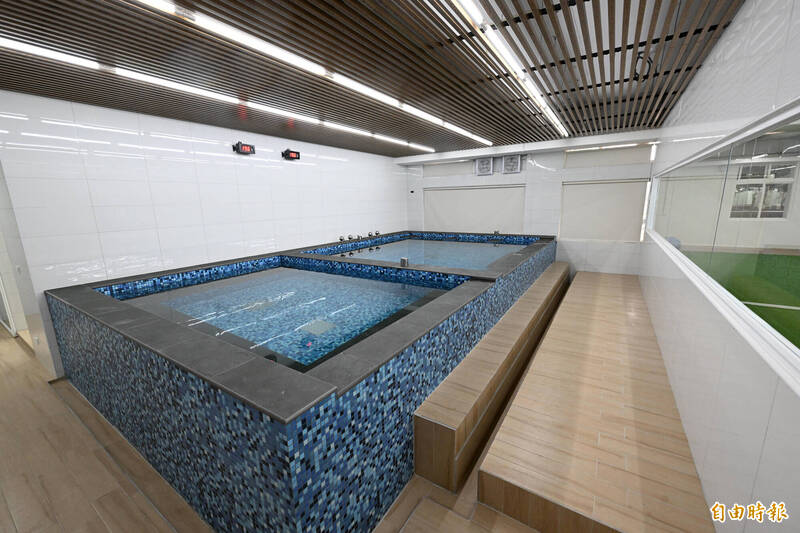 台鋼雄鷹訓練基地水療池。（記者李惠洲攝）