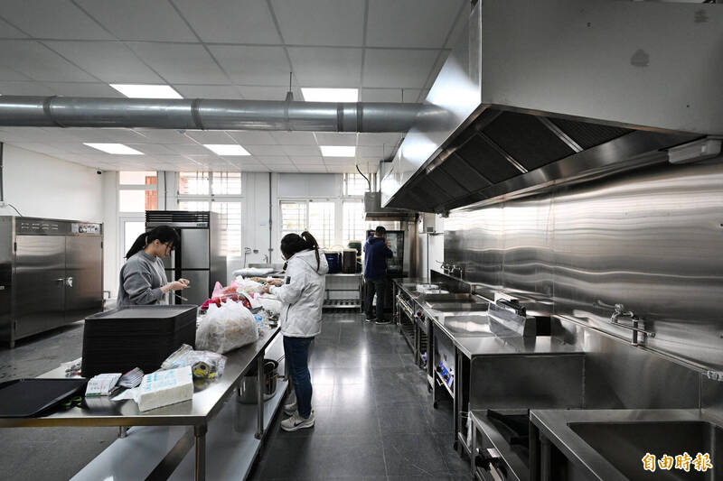 台鋼雄鷹訓練基地廚房伙食區。（記者李惠洲攝）