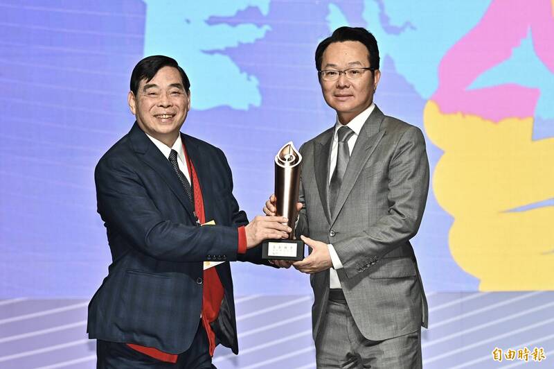 高爾夫球協會理事長王政松（右）獲得運動推手獎贊助類銅質獎，9日出席領獎。（記者塗建榮攝）