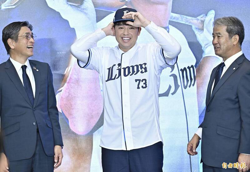林安可加盟西武獅記者會，左為社長奧村剛，右為資深顧問潮崎哲。（記者陳志曲攝）