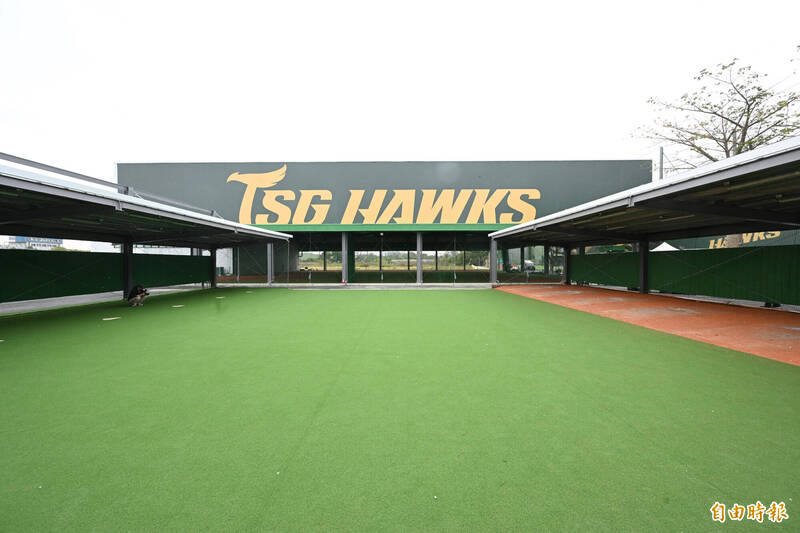 台鋼雄鷹訓練基地，室外六道投手牛棚練投區。（記者李惠洲攝）