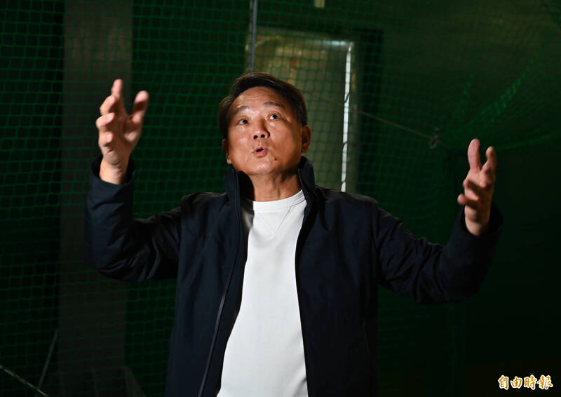 台鋼雄鷹總教練洪一中。（記者李惠洲攝）