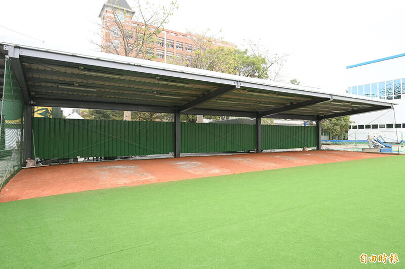 台鋼雄鷹訓練基地，室外六道投手牛棚練投區。（記者李惠洲攝）
