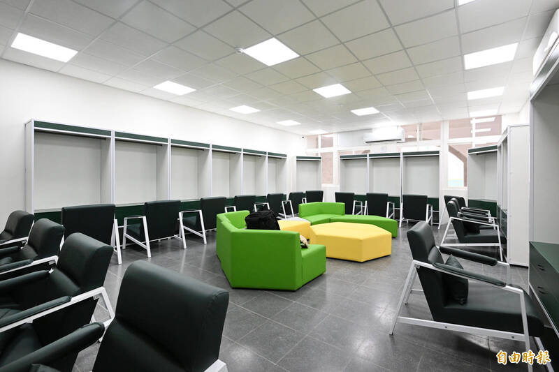 台鋼雄鷹訓練基地一軍球員休息室。（記者李惠洲攝）