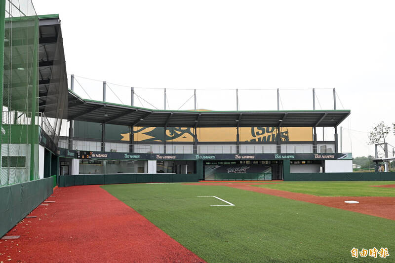 台鋼雄鷹斥資3億打造訓練基地「皇鷹學院」棒球場。（記者李惠洲攝）