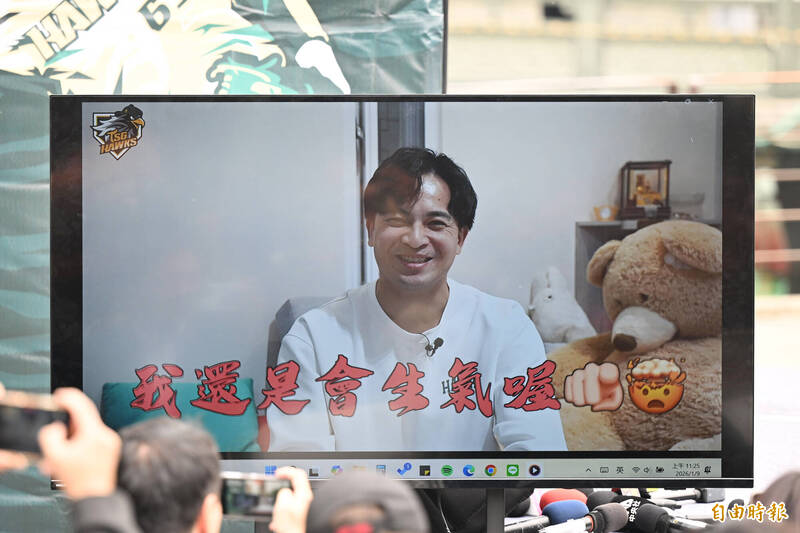 隊友郭阜林送上祝福。（記者李惠洲攝）