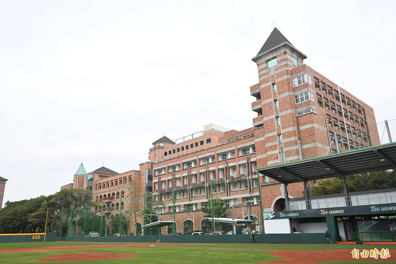 台鋼雄鷹斥資3億打造訓練基地「皇鷹學院」宿舍。（記者李惠洲攝）