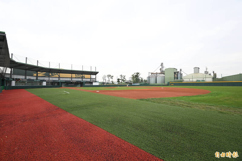 台鋼雄鷹斥資3億打造訓練基地「皇鷹學院」棒球場。（記者李惠洲攝）