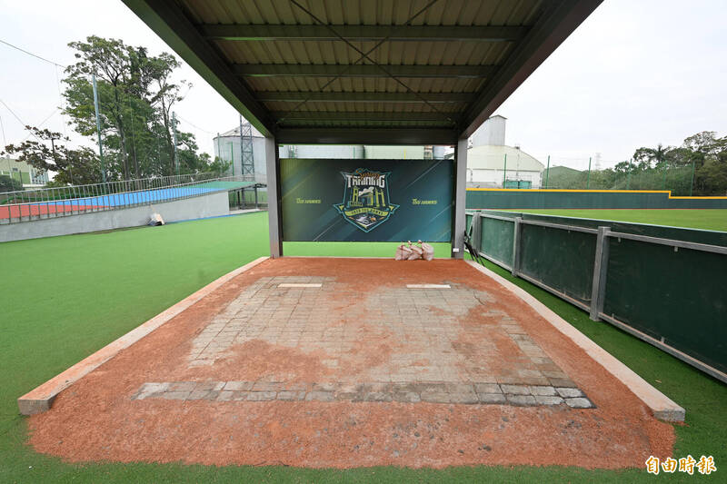 台鋼雄鷹訓練基地牛棚投手練投區。（記者李惠洲攝）