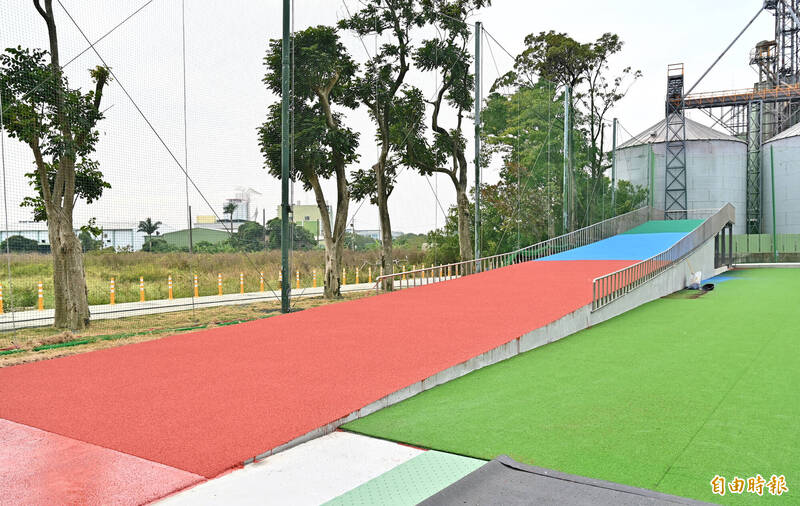 日本體能教練建議設計一個斜坡，從跑步就能訓練稱「好漢坡斜坡道」。（記者李惠洲攝）