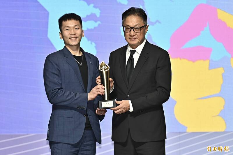中國信託商業銀行獲得運動推手獎贊助類金質獎，中信金控董事會祕書長高人傑（右）9日出席代表領獎。（記者塗建榮攝）