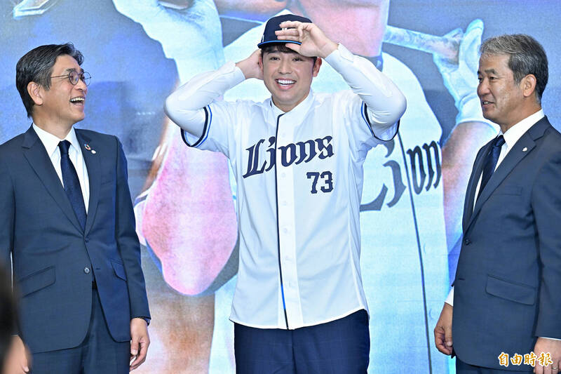 林安可（中）加盟埼玉西武獅，與社長奧村剛（左）、資深顧問潮崎哲也（右）開心互動。（記者陳志曲攝）