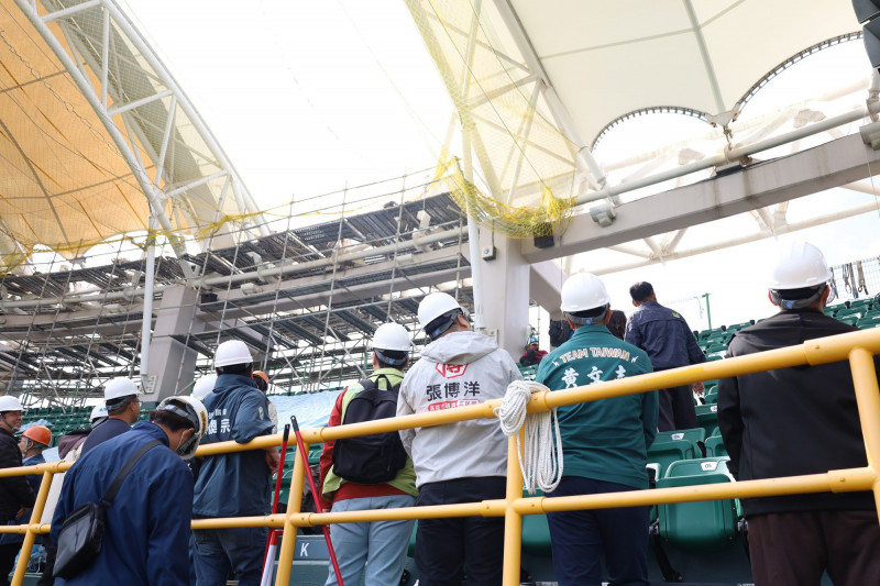 議員視察球場屋頂膜構工程進度。（張博洋提供）