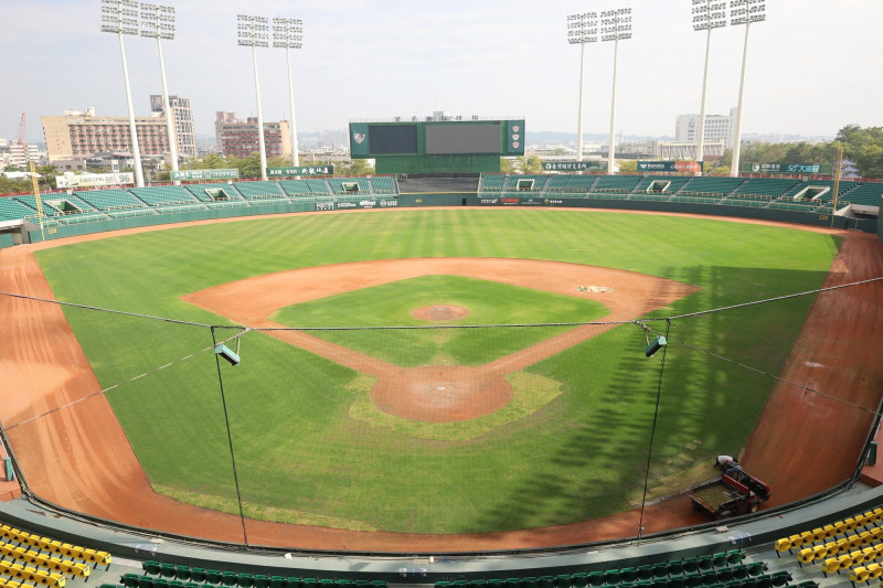 澄清湖棒球場的草地持續養護中。（張博洋提供）