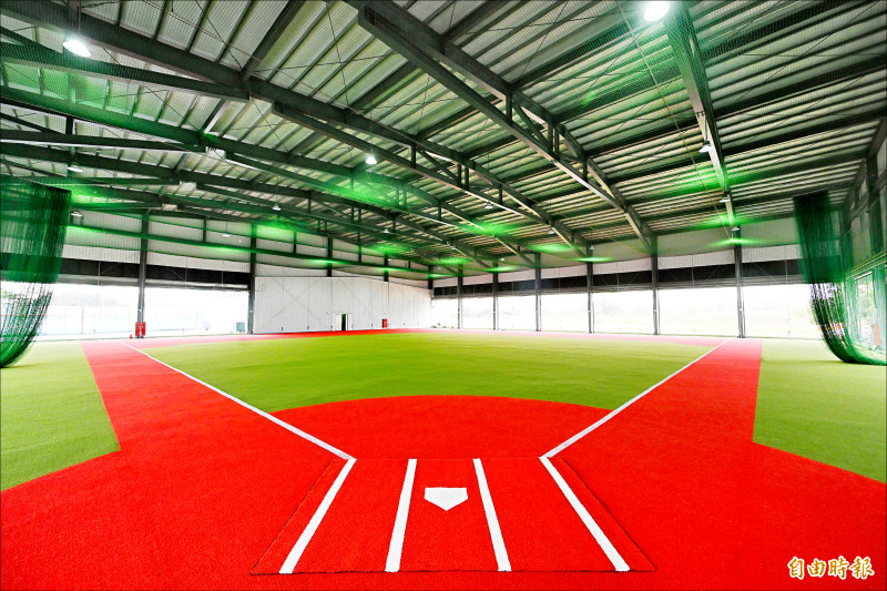 「皇鷹學院」守備練習場。（記者李惠洲攝）