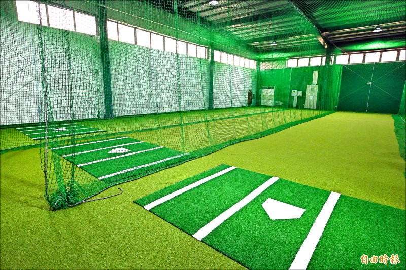 「皇鷹學院」室內打擊區。（記者李惠洲攝）