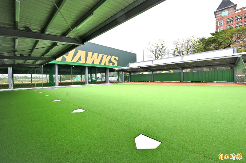 「皇鷹學院」牛棚練投區。（記者李惠洲攝）