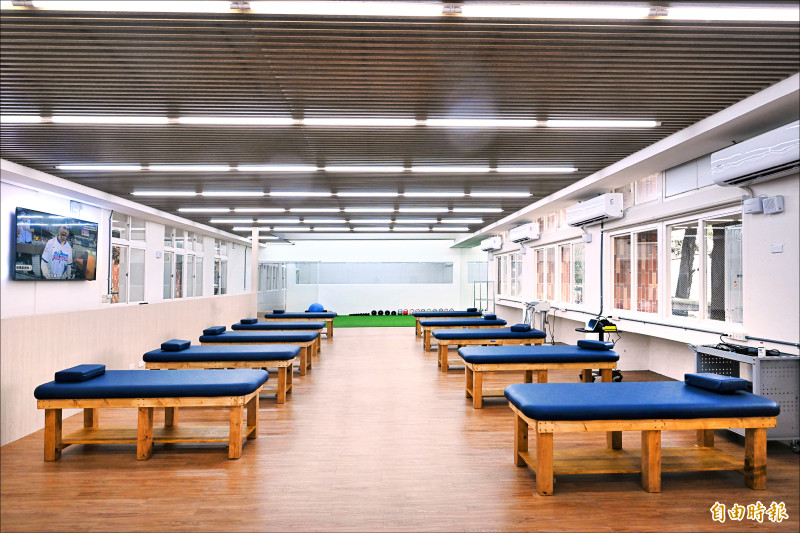 「皇鷹學院」防護治療室。（記者李惠洲攝）