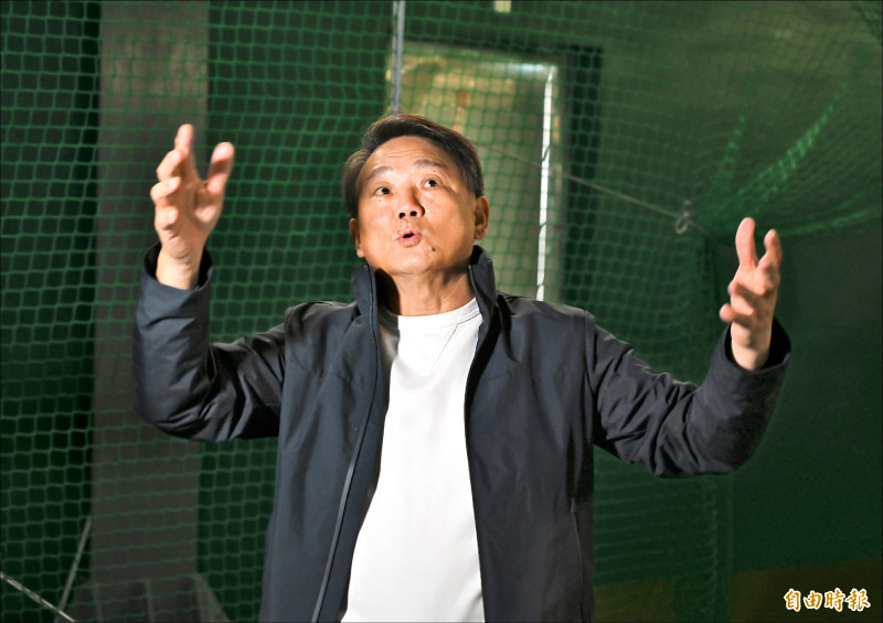 台鋼總教練洪一中。（記者李惠洲攝）
