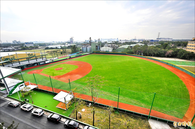 「皇鷹學院」主球場。（記者李惠洲攝）