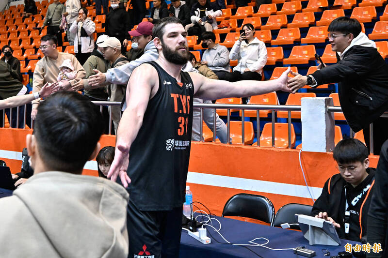 桃園璞園領航猿阿提諾（中）獲選單場MVP。（記者陳志曲攝）