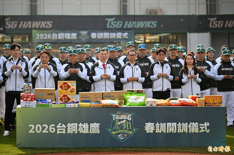 台鋼雄鷹舉行春訓開訓典禮。（記者李惠洲攝）