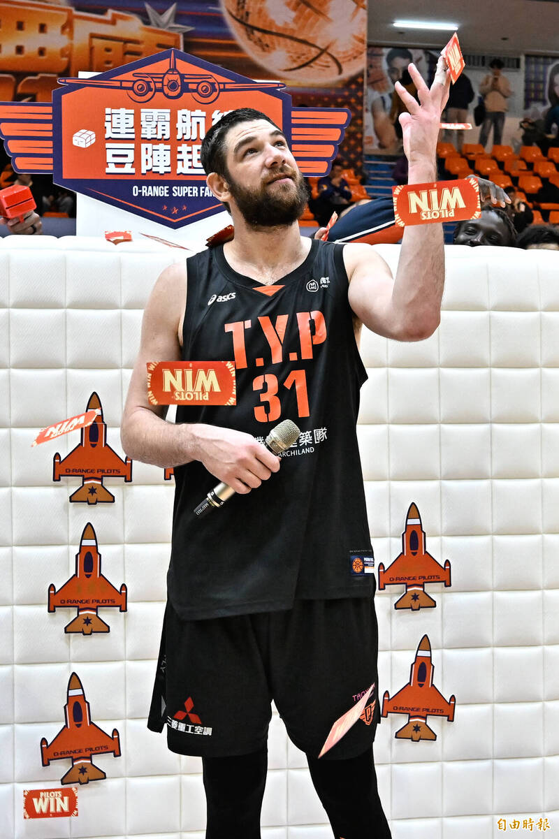 桃園璞園領航猿阿提諾獲選單場MVP。（記者陳志曲攝）