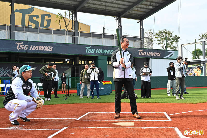 台鋼雄鷹董事長王炯棻（打者）。（記者李惠洲攝）