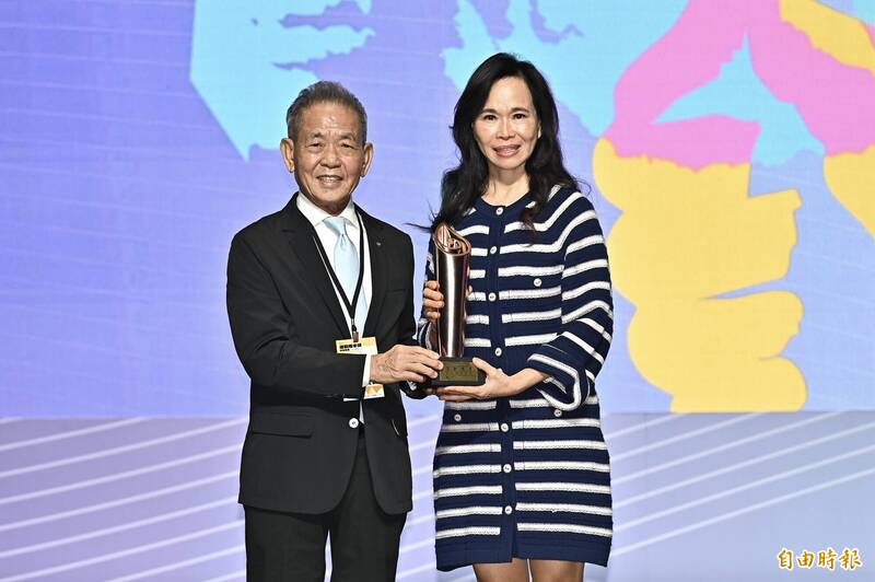 裙襬搖搖高爾夫基金會董事長邱鳳玉（右）獲得運動推手獎贊助類銅質獎肯定。（記者塗建榮攝）
