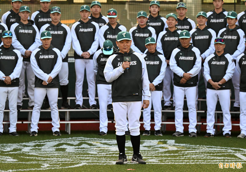 台鋼總教練洪一中。（記者李惠洲攝）