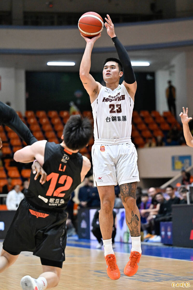 台鋼獵鷹陳范柏彥（右）三分出手。（記者陳志曲攝）