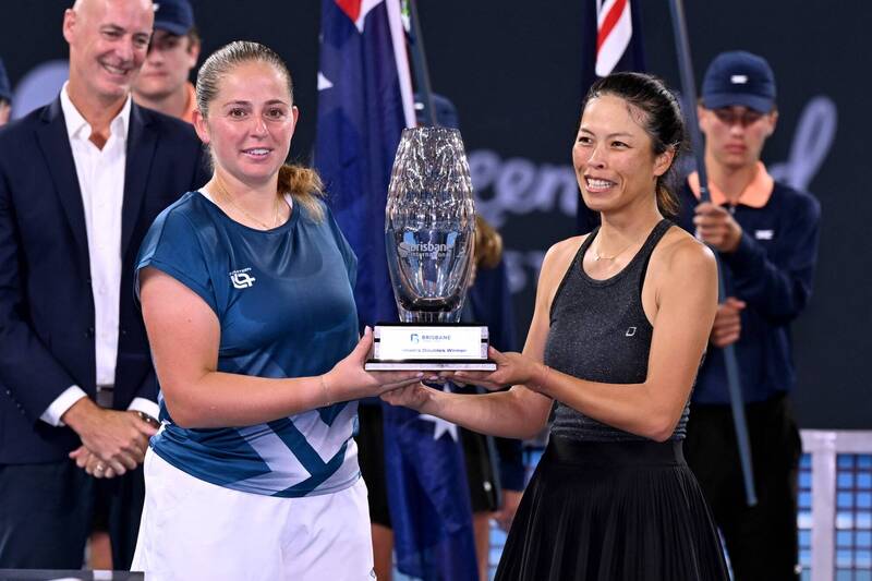 謝淑薇和「O妹」奧絲塔朋科在布里斯本網賽女雙奪冠。（法新社）