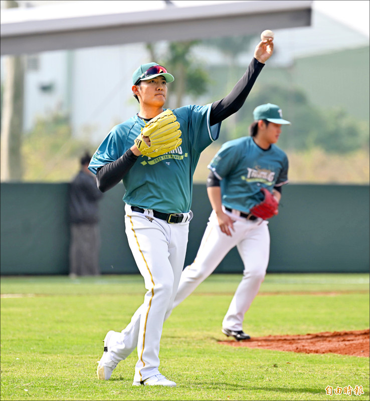 王維中新球季披鷹袍，將視春訓調整狀況，決定角色定位。（記者李惠洲攝）