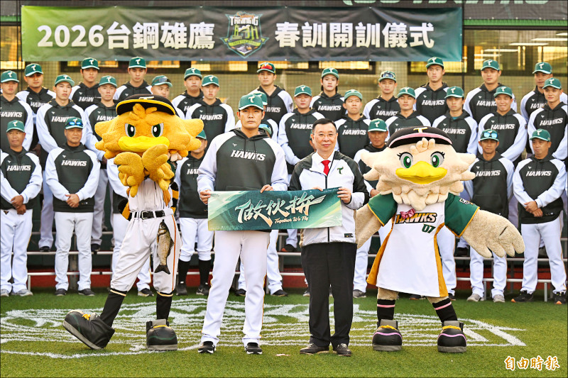 王維中（前排左二）回到棒球生涯起點高雄，跟台鋼一起「做伙拚」。（記者李惠洲攝）