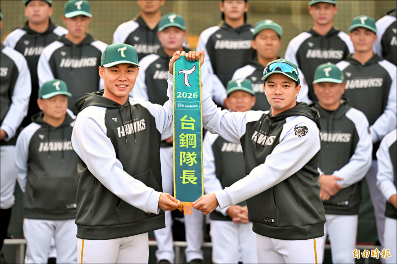 王柏融（左）將台鋼隊長值星帶交接給吳念庭。（記者李惠洲攝）