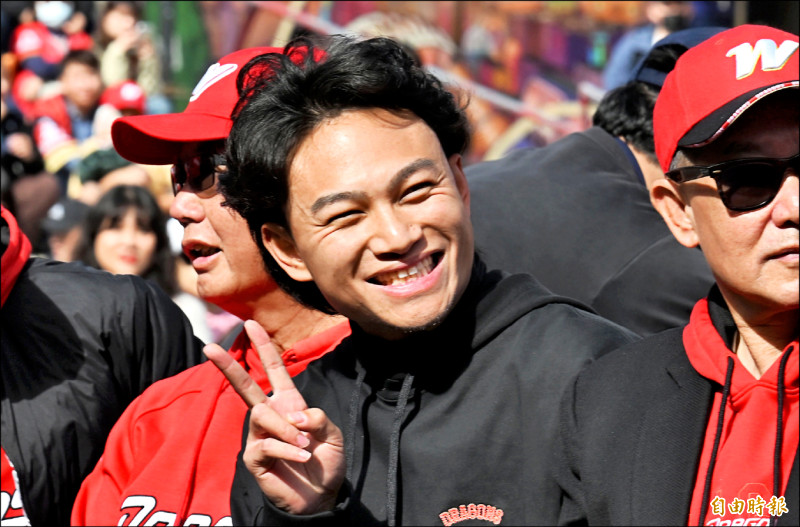 徐若熙加盟日職軟銀，味全昨為他舉辦球迷歡送會。
（記者林正堃攝）