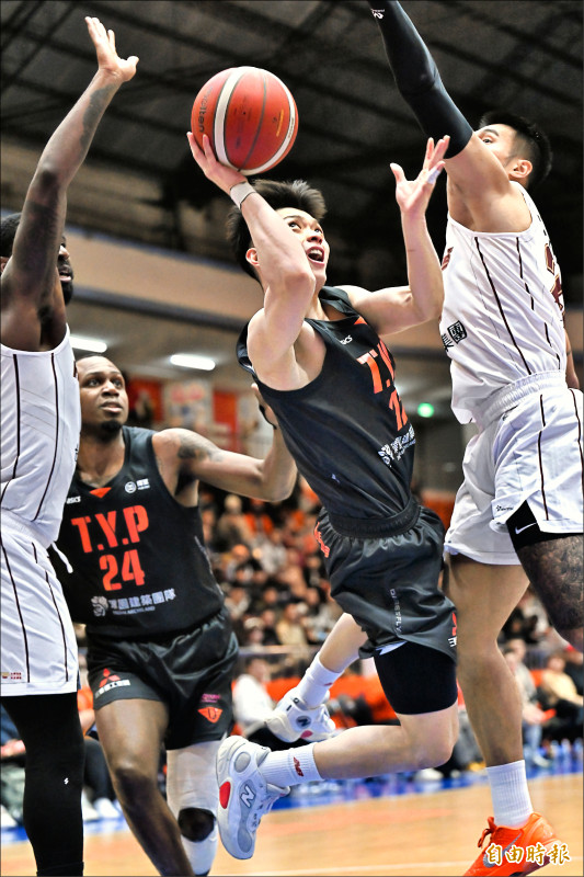 領航猿末節驚險擺脫獵鷹，李家慷攻下本土最高13分。
（記者陳志曲攝）
