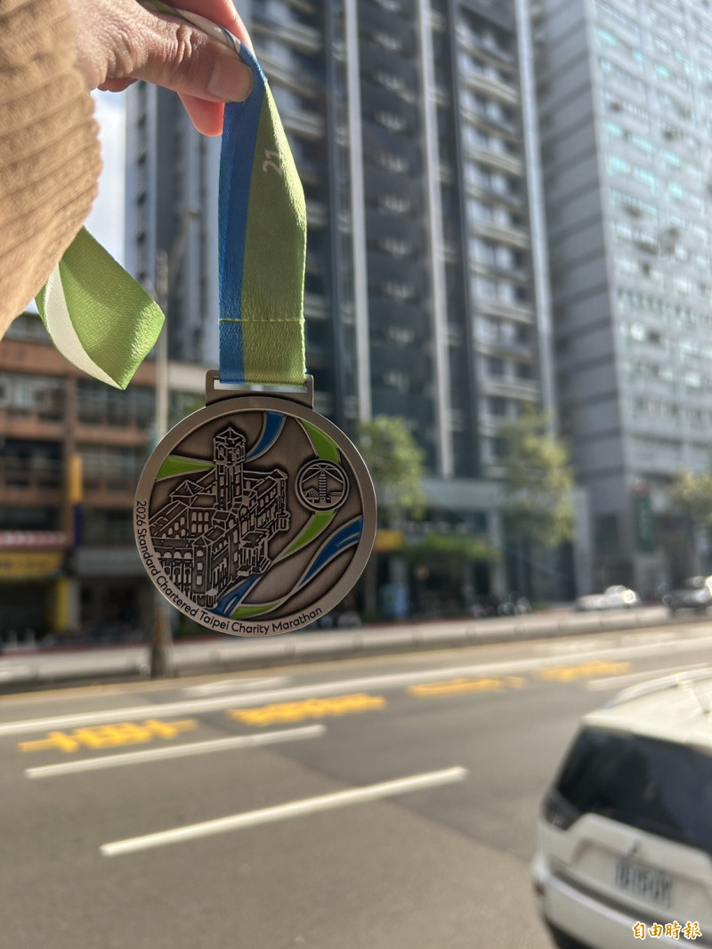 渣打馬21公里完賽獎牌（記者吳孟儒攝）