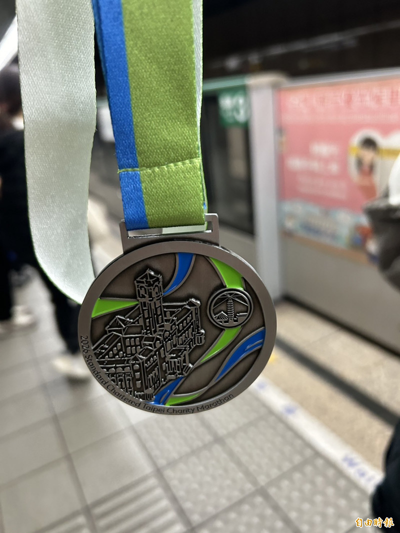 渣打馬21公里完賽獎牌（記者吳孟儒攝）