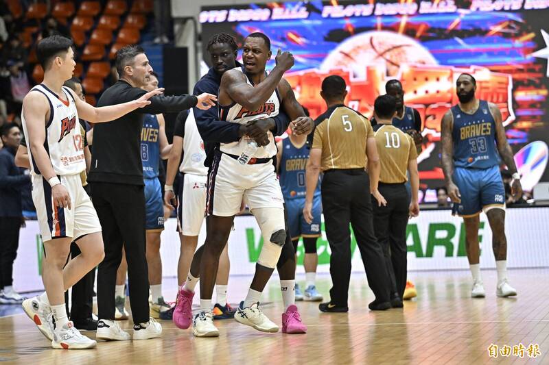 桃園領航猿迎戰富邦勇士，首節尾聲兩隊就發生衝突，一共3人被驅逐出場。（記者陳志曲攝）