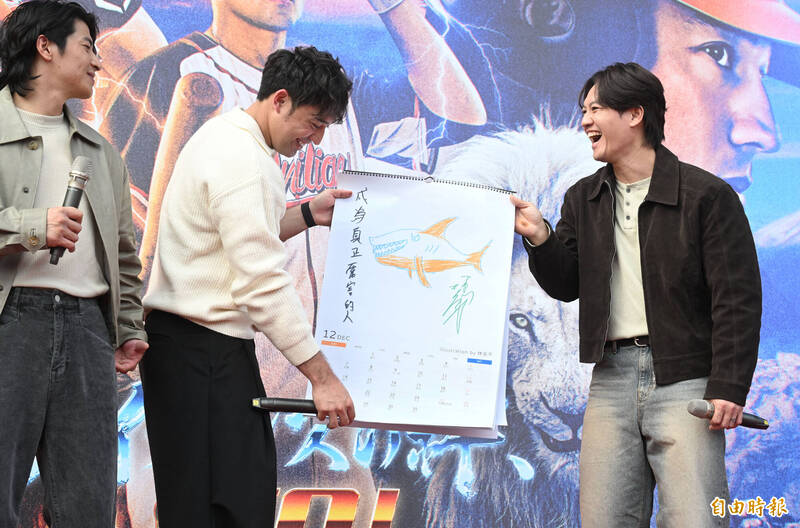 餅總畫了隻大鯊魚。（記者林正堃攝）