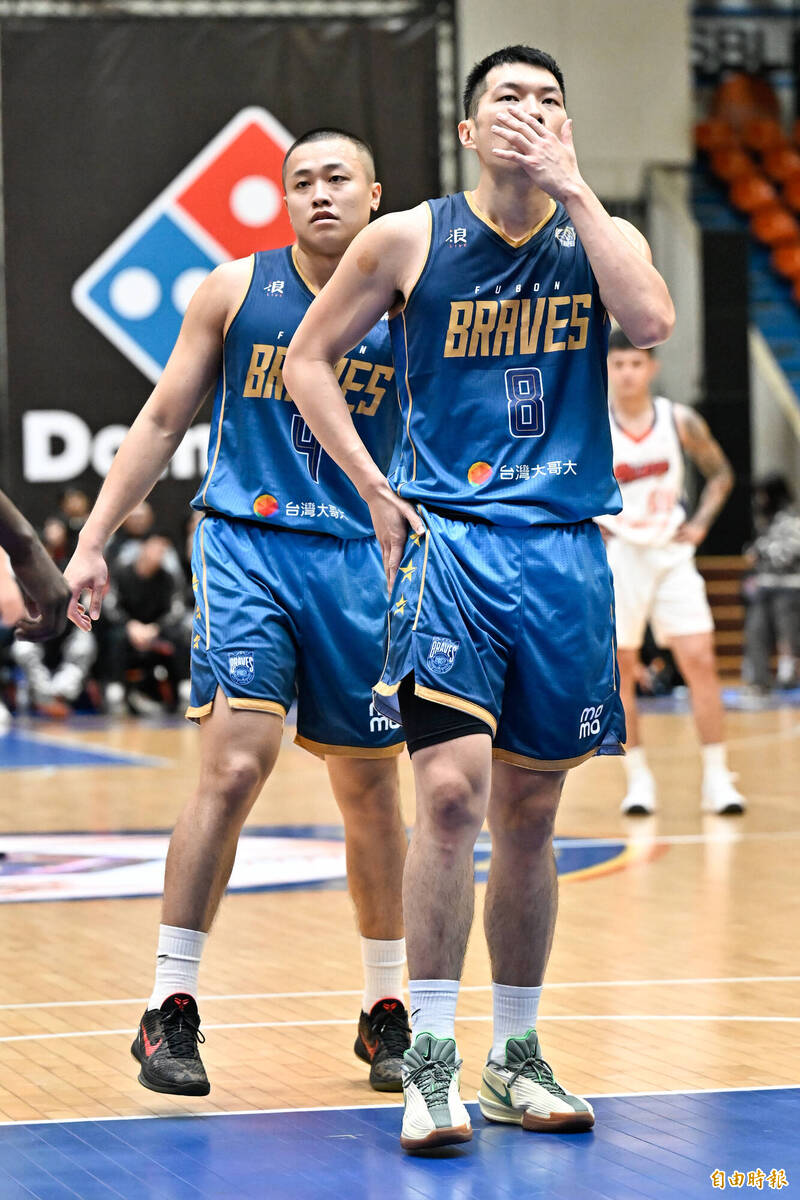 臺北富邦勇士周桂羽（右）與陳又瑋（左）關鍵罰球沒進。（記者陳志曲攝）