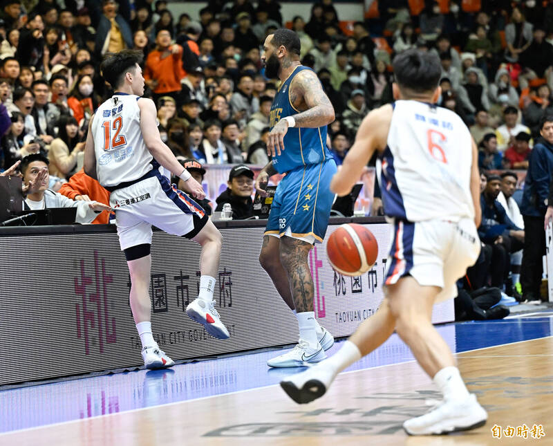臺北富邦勇士哥倫特（中）對桃園璞園領航猿李家慷（左）惡意犯規，導致兩隊爆發衝突。（記者陳志曲攝）