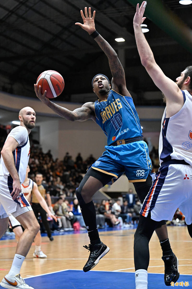 臺北富邦勇士古德溫（中）切入上籃。（記者陳志曲攝）