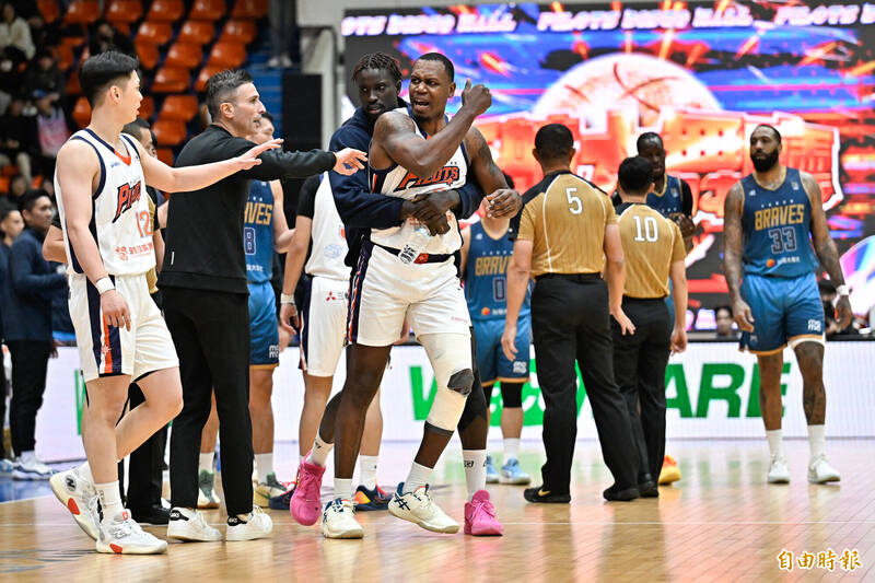 臺北富邦勇士哥倫特對桃園璞園領航猿李家慷惡意犯規，導致兩隊爆發衝突。（記者陳志曲攝）