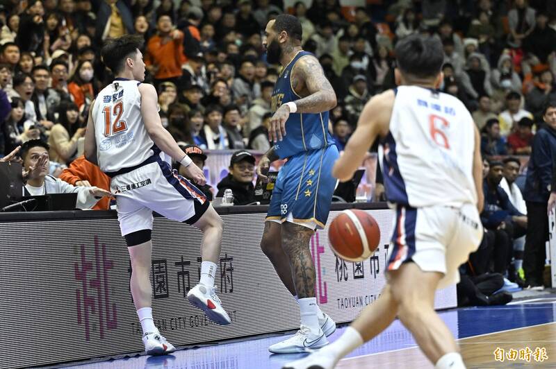 桃園領航猿迎戰富邦勇士，首節尾聲兩隊就發生衝突，一共3人被驅逐出場。（記者陳志曲攝）