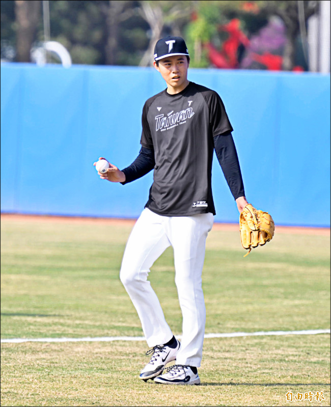 張弘稜是昨天開訓報到的唯一旅美投手。（記者李惠洲攝）