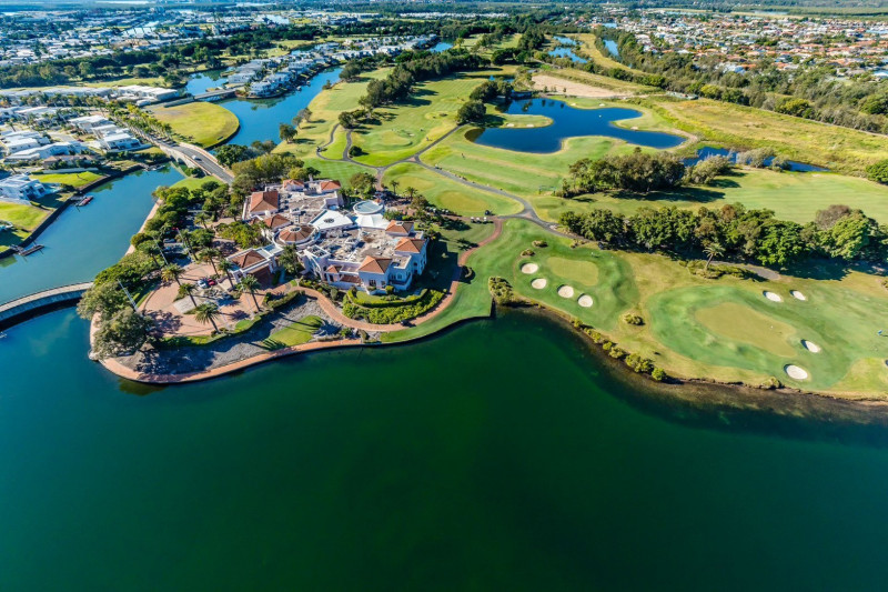 「長榮航空高爾夫球公開賽」決賽場地特別選定Hope Island Golf Course球場舉行，該球場由五屆英國公開賽冠軍Peter Thomson精心設計，是澳洲最具代表性的林克斯風格球場之一。（長榮航空提供）